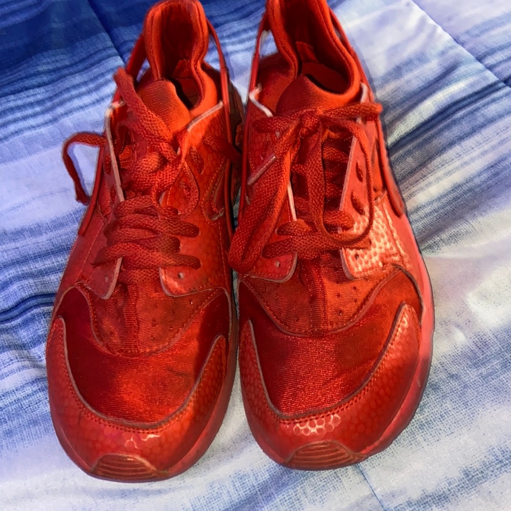 Used red nike tennis shoes
